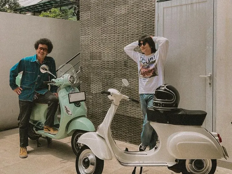 10 Foto Iqbaal Ramadhan saat Naik Vespa, Pesonanya Bikin Netizen Klepek-klepek