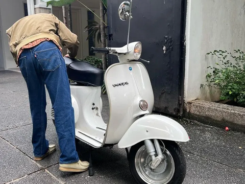 10 Foto Iqbaal Ramadhan saat Naik Vespa, Pesonanya Bikin Netizen Klepek-klepek