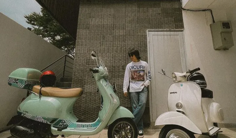 Potret Iqbaal Ramadhan saat naik vespa rupanya langsung menjadi perhatian netizen, terutama kaum hawa. Mereka menuliskan beragam komentar. Penampilan Iqbaal dipuji begitu ganteng,<br>