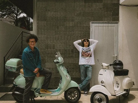 10 Foto Iqbaal Ramadhan saat Naik Vespa, Pesonanya Bikin Netizen Klepek-klepek