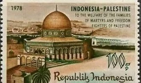 Prangko itu bertuliskan Indonesia-Palestina di pojok kanan atas.