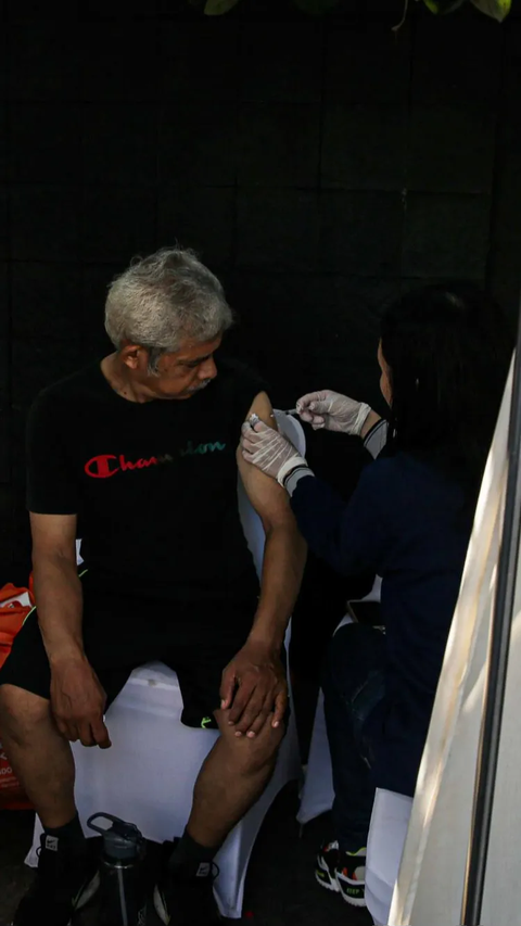 Petugas medis menyuntikkan vaksin booster kepada warga saat Car Free Day di Bundaran HI, Jakarta pada akhir pekan, Minggu  (17/12/2023).