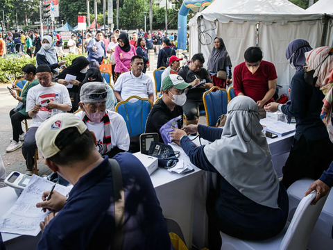 FOTO: Kasus Covid-19 Meningkat Signifikan, Warga Antre Vaksin Booster saat Car Free Day Jakarta