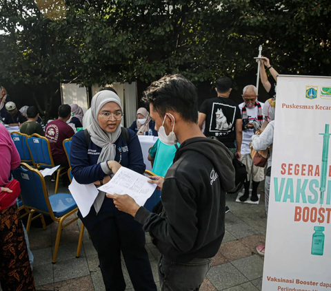 FOTO: Kasus Covid-19 Meningkat Signifikan, Warga Antre Vaksin Booster saat Car Free Day Jakarta