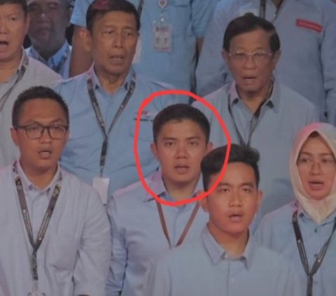 Beredar Foto Diduga Mayor Teddy Pakai Seragam Kampanye, Ikut Nonton Debat di Barisan Timses Prabowo