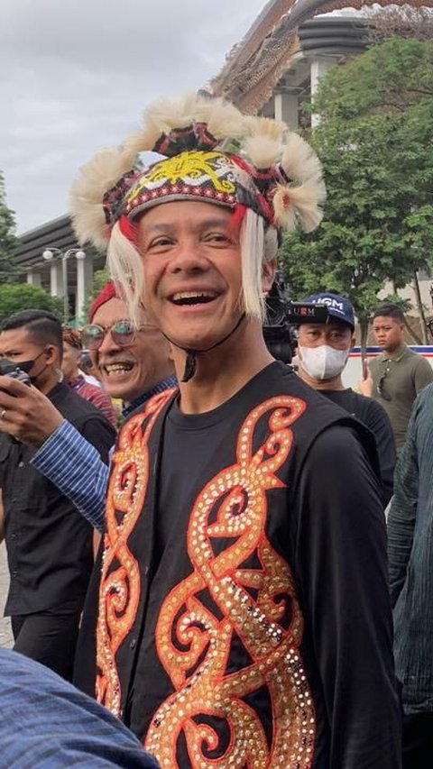 Ganjar Pakai Baju Adat Dayak saat Nitilaku Dies Natalis UGM, Ini Alasannya