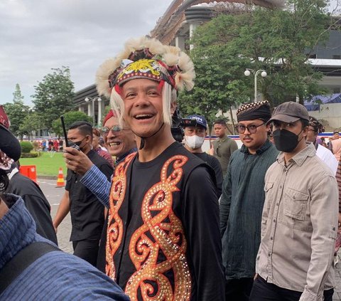 Ganjar Pakai Baju Adat Dayak saat Nitilaku Dies Natalis UGM, Ini Alasannya