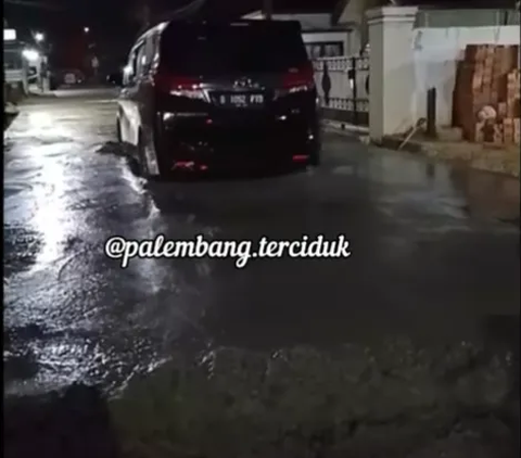 Outrageous Alphard Car Daringly Breaks Through Newly Paved Road, Infuriating Residents