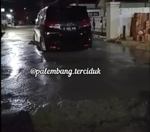 The Commotion of the Alphard Car Boldly Breaking Through Newly Poured Road Angers Residents