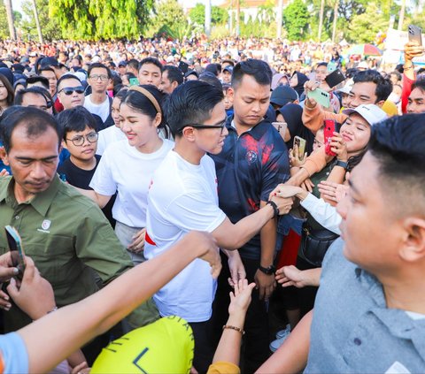 Cantiknya Erina Gudono Berkaos Putih Temani Kaesang Sapa Warga Jepara saat CFD