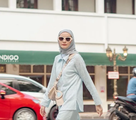 Potret Comfy Outfit Dhatu Rembulan Liburan Keliling Kota