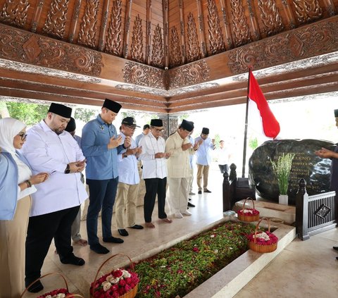 Ziarah ke Makam Bung Karno di Blitar, Prabowo Disambut Antusias Warga