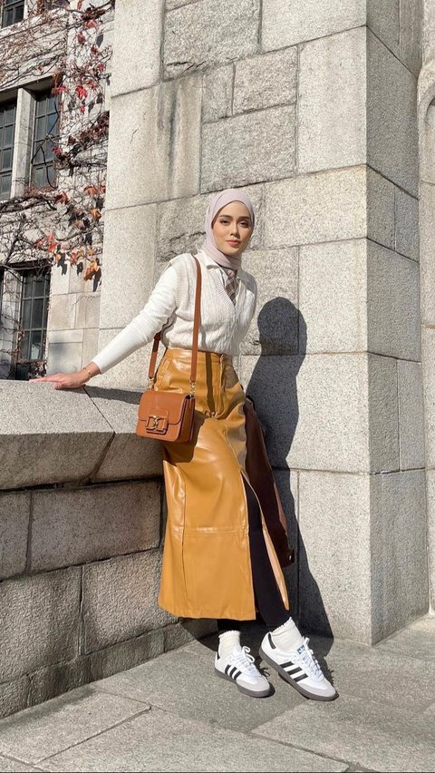 Look Smart Chic dengan Rok Leather, Hijaber Makin On Point!