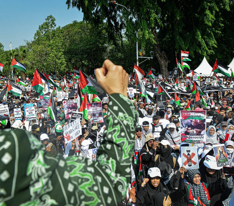 Ribuan pengunjuk rasa berbagai kalangan menggelar aksi solidaritas untuk Palestina di depan Kedutaan Besar Amerika Serikat, Jakarta, Minggu (17/12/2023).