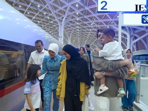 Potret kebersamaan Lesti Kejora bersama keluarga saat naik kereta cepat langsung mencuri perhatian netizen.<br>