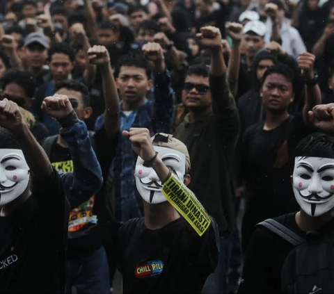 Ribuan mahasiswa yang tergabung dalam  Mahasiswa Bersama Rakyat Selamatkan Demokrasi Indonesia menggelar aksi mimbar demokrasi di halaman kampus STIE AMKOP, Makassar, Sulawesi Selatan, Minggu (17/12/2023).