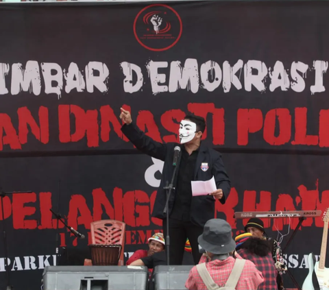 FOTO: Massa Mahasiswa Makassar Tolak Politik Dinasti dan Pelanggaran HAM dalam Aksi Mimbar Demokrasi