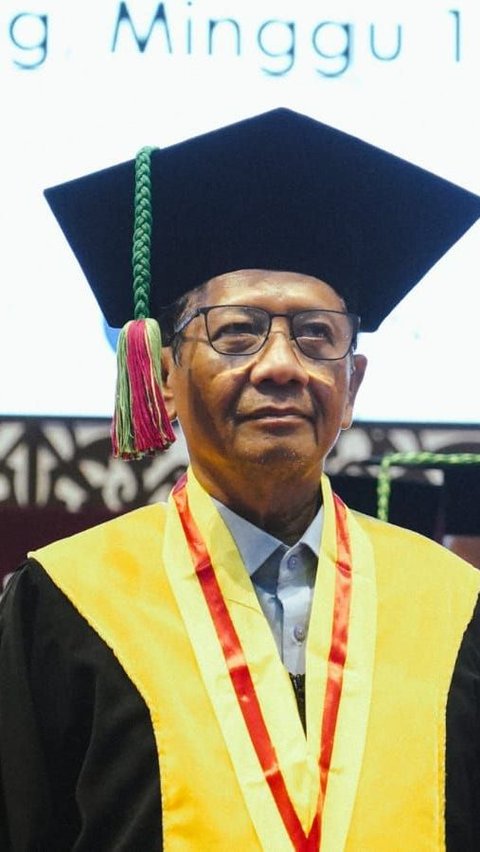 Mahfud Ingatkan Sarjana Jadi Intelek Bermoral, Singgung Ahli Hukum Kerap Jual Pasal untuk Menipu Orang