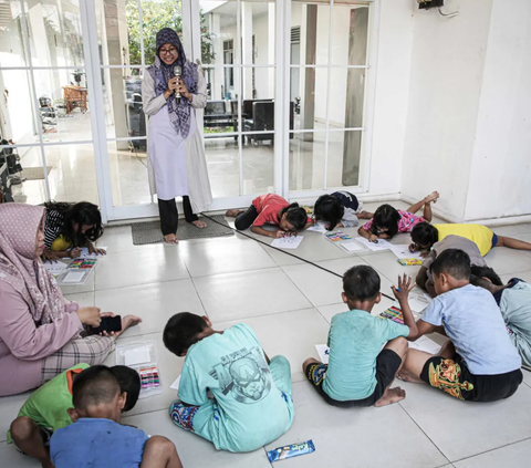 Badan Penanggulangan Bencana Daerah (BPBD) Provinsi DKI Jakarta memberikan bantuan layanan dukungan psikososial kepada anak-anak penyintas kebakaran Manggarai di Jalan Manggarai Utara 2, RT 01/01, Kelurahan Manggarai, Tebet, Jakarta, Minggu (17/12/2023).
