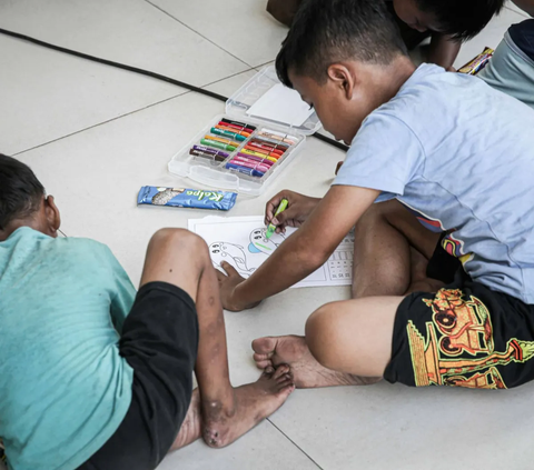 FOTO: Keceriaan Anak-Anak Penyintas Kebakaran Manggarai Mendapat Hiburan dari Tim Reaksi Cepat BPBD DKI Jakarta