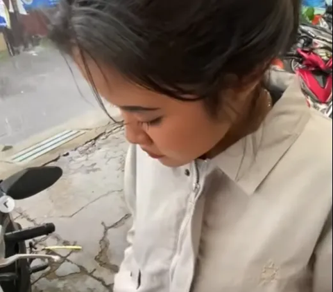 Really Effortful! This Woman Is Willing to Ride a Motorcycle in the Rain and Order an Online Taxi for Her Boyfriend
