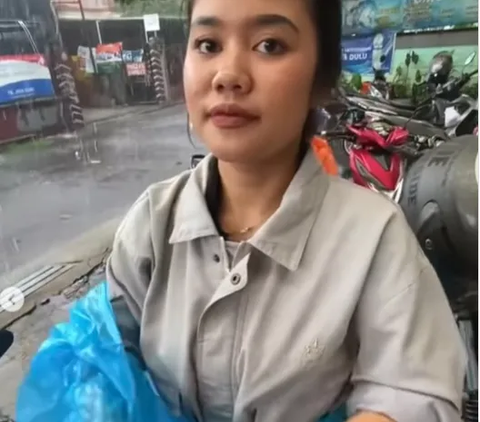 Really Effortful! This Woman Is Willing to Ride a Motorcycle in the Rain and Order an Online Taxi for Her Boyfriend