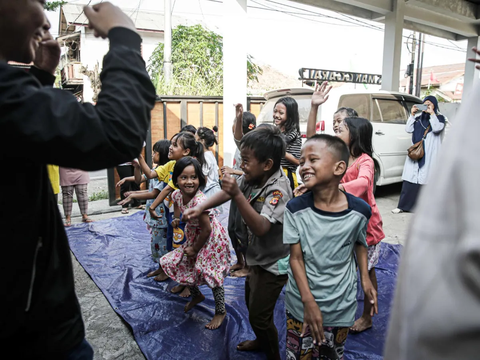 FOTO: Keceriaan Anak-Anak Penyintas Kebakaran Manggarai Mendapat Hiburan dari Tim Reaksi Cepat BPBD DKI Jakarta