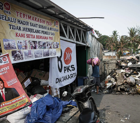 FOTO: Banner, Bendera hingga Tenda Caleg dari Sejumlah Parpol Hiasi Tempat Pengungsian Korban Kebakaran Manggarai