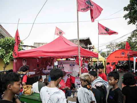 FOTO: Banner, Bendera hingga Tenda Caleg dari Sejumlah Parpol Hiasi Tempat Pengungsian Korban Kebakaran Manggarai