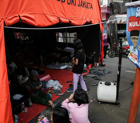 FOTO: Banner, Bendera hingga Tenda Caleg dari Sejumlah Parpol Hiasi Tempat Pengungsian Korban Kebakaran Manggarai