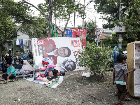 FOTO: Banner, Bendera hingga Tenda Caleg dari Sejumlah Parpol Hiasi Tempat Pengungsian Korban Kebakaran Manggarai