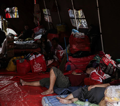 FOTO: Banner, Bendera hingga Tenda Caleg dari Sejumlah Parpol Hiasi Tempat Pengungsian Korban Kebakaran Manggarai