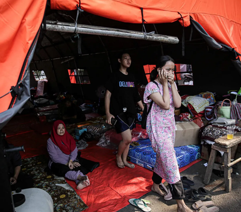 FOTO: Banner, Bendera hingga Tenda Caleg dari Sejumlah Parpol Hiasi Tempat Pengungsian Korban Kebakaran Manggarai