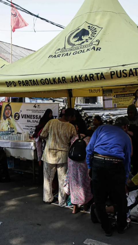 FOTO: Banner, Bendera hingga Tenda Caleg dari Sejumlah Parpol Hiasi Tempat Pengungsian Korban Kebakaran Manggarai