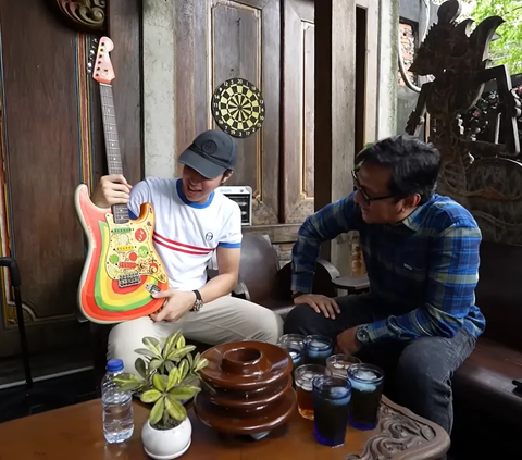 Andre Taulany Melongo Melihat Koleksi Gitar El Rumi, Ada yang Dipakai John Lennon 'Tahun 60-an Awal'