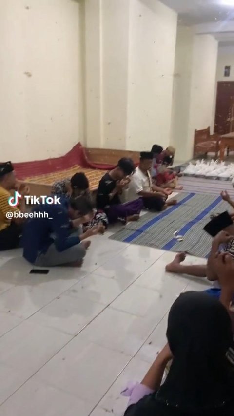 Viral Momen Pengajian Dipenuhi Laron Berterbangan, Jemaah Berusaha Khusyuk