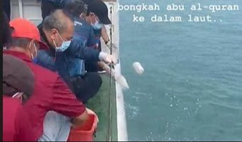 Terlihat beberapa orang membuang bongkahan abu Alquran ke dalam laut.