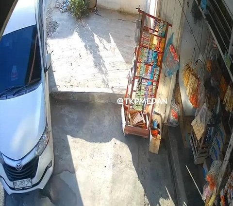 Belum lama ini, akun instagram @tkpmedan mengunggah video aksi pencurian yang dilakukan dua wanita bermobil di Deli Serdang. Awalnya, tampak mobil berwarna putih berhenti di depan toko sembako dan memarkirkan kendaraannya.