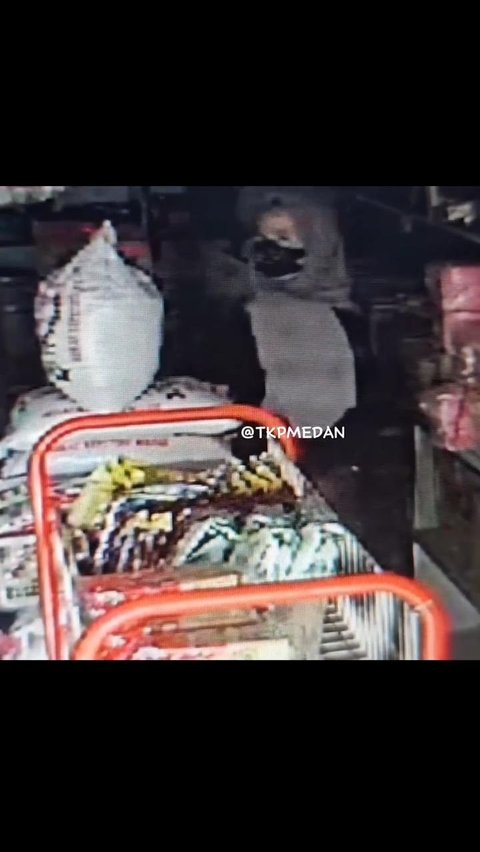 Viral Emak-emak Elit Bermobil Curi 2 Karung Beras, Aksinya Terekam CCTV