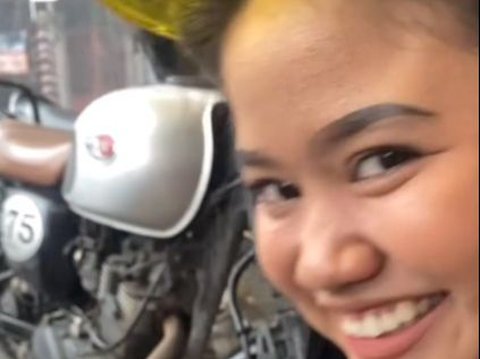 Sama-sama Terjebak Hujan di Jalan, Wanita Ini Rela Pilih Naik Motor Demi Sang Kekasih Bisa Naik Taksi Online