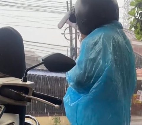 Sama-sama Terjebak Hujan di Jalan, Wanita Ini Rela Pilih Naik Motor Demi Sang Kekasih Bisa Naik Taksi Online