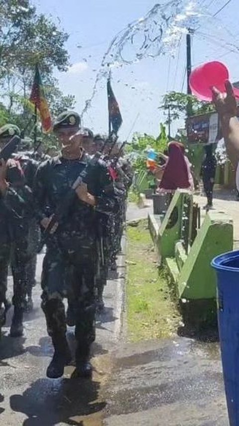 Anggota TNI Bersenjata Disiram Air saat Melintas, Ternyata Punya Makna Mendalam