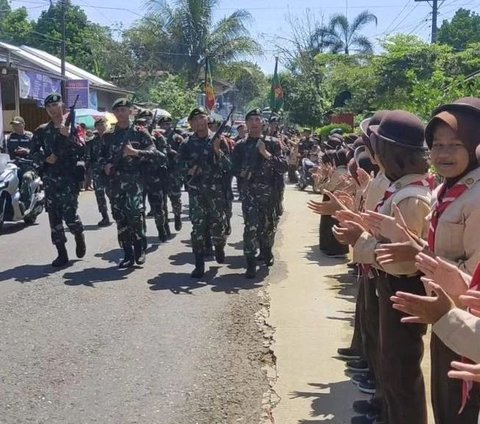 Prajurit TNI peserta Peleton Beranting Yudha Wastu Pramuka Jaya dari Yonif 413/Bremoro mendapat banyak sorotan warga Purbalingga.
