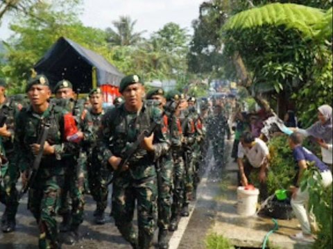 Anggota TNI Bersenjata Disiram Air saat Melintas, Ternyata Punya Makna Mendalam