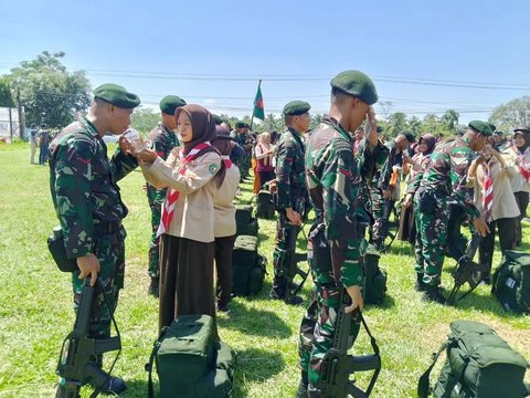 Anggota TNI Bersenjata Disiram Air saat Melintas, Ternyata Punya Makna Mendalam