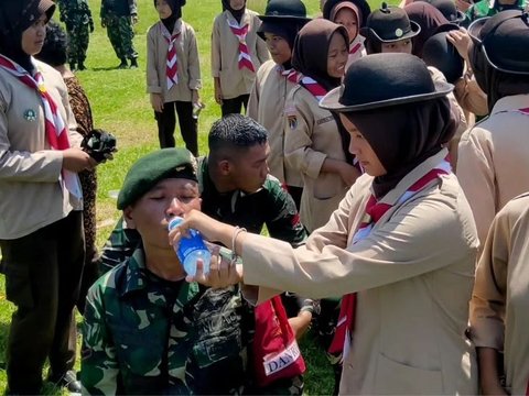 Anggota TNI Bersenjata Disiram Air saat Melintas, Ternyata Punya Makna Mendalam