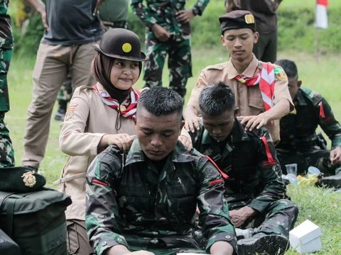 Anggota TNI Bersenjata Disiram Air saat Melintas, Ternyata Punya Makna Mendalam