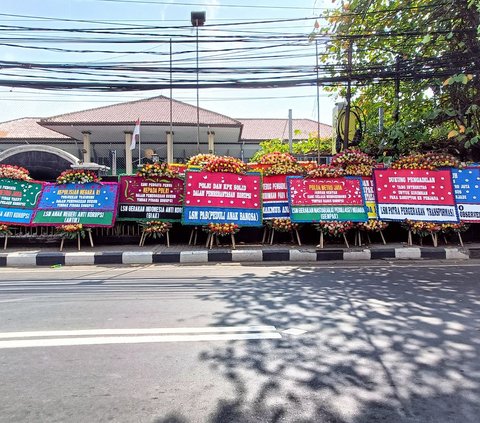 Potret PN Jakarta Selatan Dipenuhi Karangan Bunga saat Sidang Praperadilan Firli Bahuri