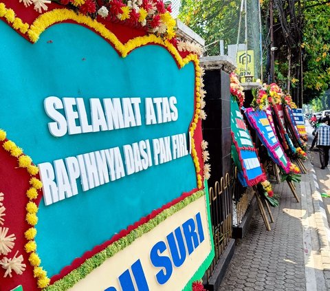 Potret PN Jakarta Selatan Dipenuhi Karangan Bunga saat Sidang Praperadilan Firli Bahuri