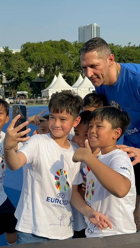 Momen Kocak Rafathar Ajak Dua Legend Sepak Bola Dunia Carles Puyol dan Marco Materazzi Selfie, Netizen Sampai Tertawa Gara-gara ini